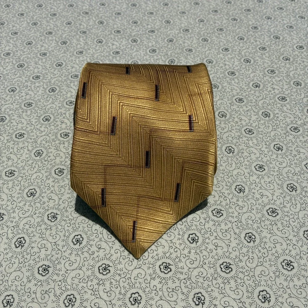 Neo Bill Blass Gold Chevron Silk Necktie Geometric Jacquard Men Formal Accessory